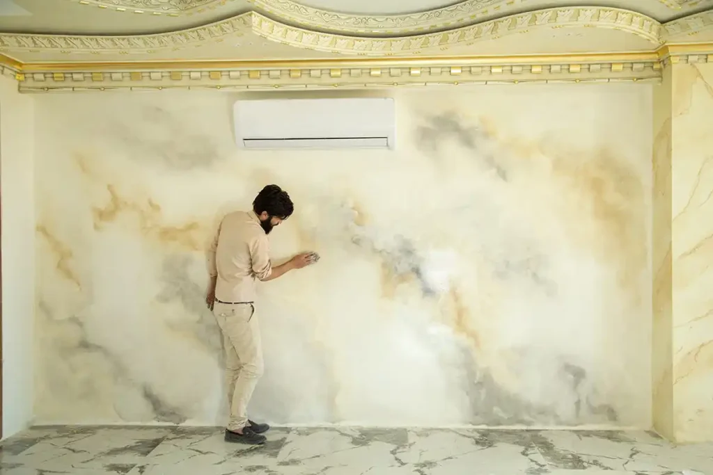 نقاشی و پتینه‌کاری دیوار